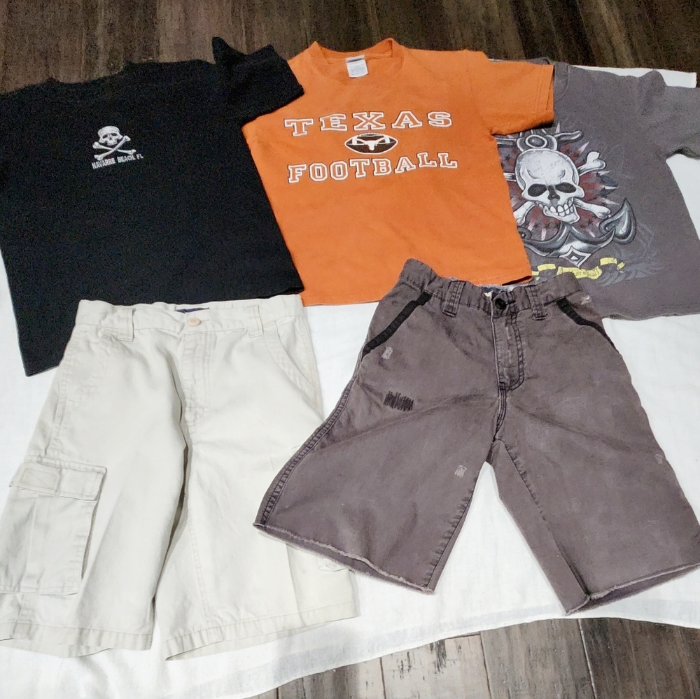 Youth 90's Boys Bundle size med 3 t-shirts and 2 pr of shorts.